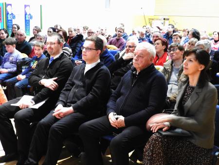 Uvodoma je prisotne pozdravil in jim izrekel dobrodošlico cerkljanski župnijski upravitelj  Martin Leban Poleg Lebana  sedita na desni strani tudi cerkljanski župan Franc Čebulj in moderatorka simpozija Ana Jagodic Dolžan